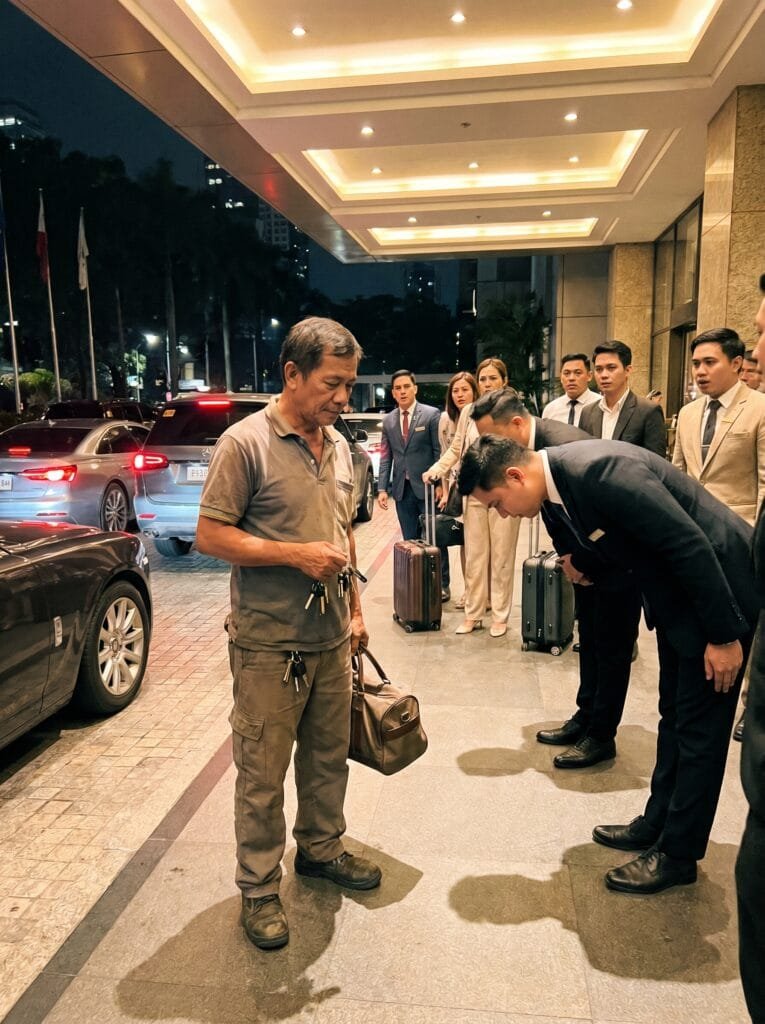 PINAGKAMALANG DRIVER ANG MAY-ARI NG HOTEL—PERO NANG YUMUKO ANG GENERAL ...
