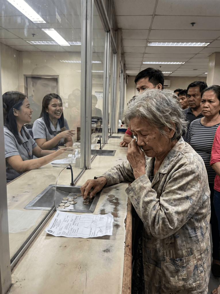 PINAGTAWANAN NG MGA EMPLEYADO ANG LOLANG NAGBABAYAD NG BILL GAMIT ANG ...
